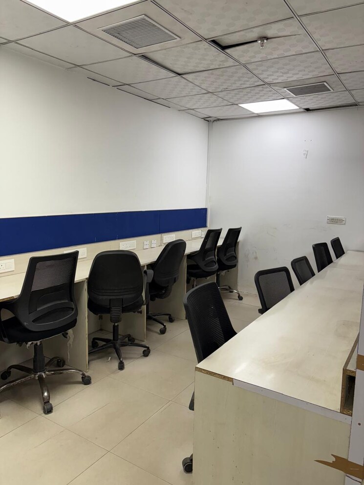 Team Area, wave-silver-tower Commercial Office Space 674 Sq.Ft. In Sector 18 Noida 8993448
