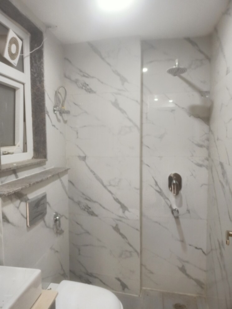 Bathroom, vasant kunj enclave 3 Bedroom 100 Sq.Yd. Builder Floor In Vasant Kunj Enclave Delhi 8993636