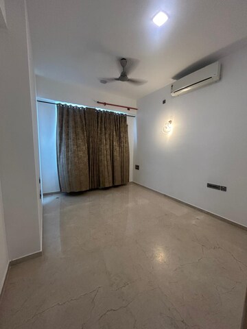 Room in 2.5 BHK Apartment at Marathon Monte South, Byculla West – for Rent