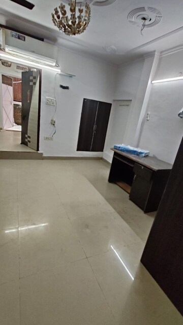 Room in 1.5 BHK Apartment at East Of Kailash – for Rent