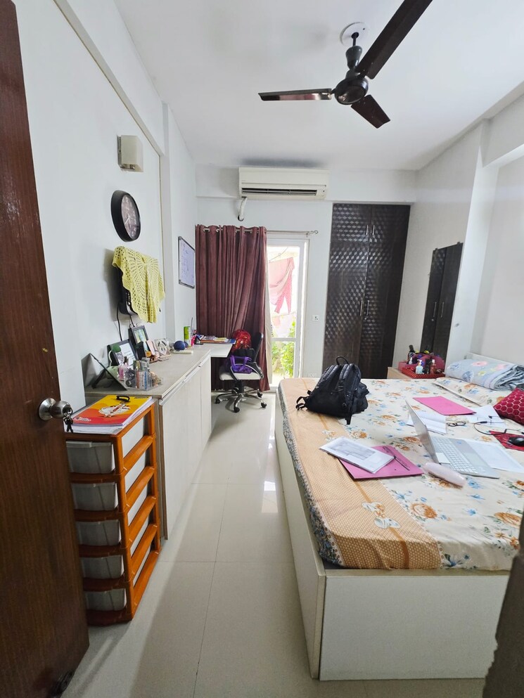 Bedroom, mahagun-moderne-verona 3 Bedroom 1480 Sq.Ft. Apartment In Sector 78 Noida 8993891