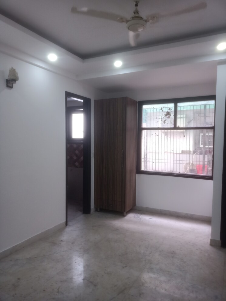 Room, vasant kunj enclave 3 Bedroom 100 Sq.Yd. Builder Floor In Vasant Kunj Enclave Delhi 8993892