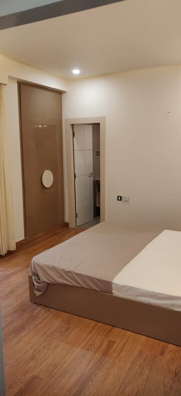 Room in 4 BHK Apartment at Sector 1 Greater Noida – for Sale