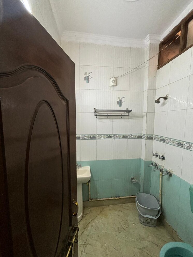 Bathroom, fateh nagar 3 Bedroom 1800 Sq.Ft. Builder Floor In Fateh Nagar Delhi 8993997