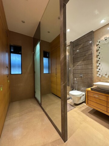 Attached Bathroom in 5 BHK Apartment at Kalpataru Horizon, Worli – for Rent