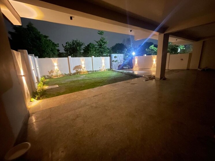  Parking, vasant kunj 5 Bedroom 3500 Sq.Ft. Villa In Vasant Kunj Delhi 8994174