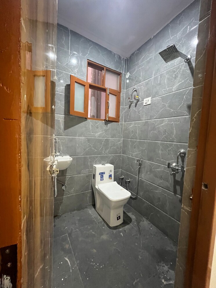 Bathroom, risland-sky-mansion 1 Bedroom 450 Sq.Ft. Builder Floor In Chattarpur Delhi 8994243