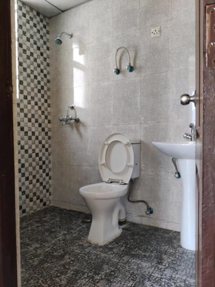 Bathroom, aditya-urban-homes 2 Bedroom 840 Sq.Ft. Apartment In Shahpur Bamheta Ghaziabad 8994238