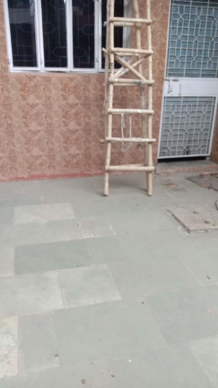 Room, sector 26 3.5 Bedroom 112 Sq.Mt. Builder Floor In Sector 26 Noida 8994311