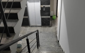Showroom For Rent in Hrbr Layout