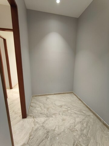 Room in 4 BHK Apartment at Vashi – for Sale