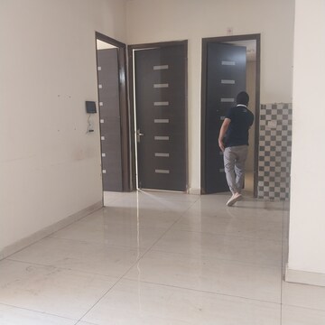 Room in 3 BHK Apartment at Gaur Saundaryam Phase II, Tech Zone 4 Greater Noida – for Rent