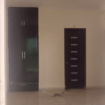 Room in 3 BHK Apartment at Gaur Saundaryam Phase II, Tech Zone 4 Greater Noida – for Rent