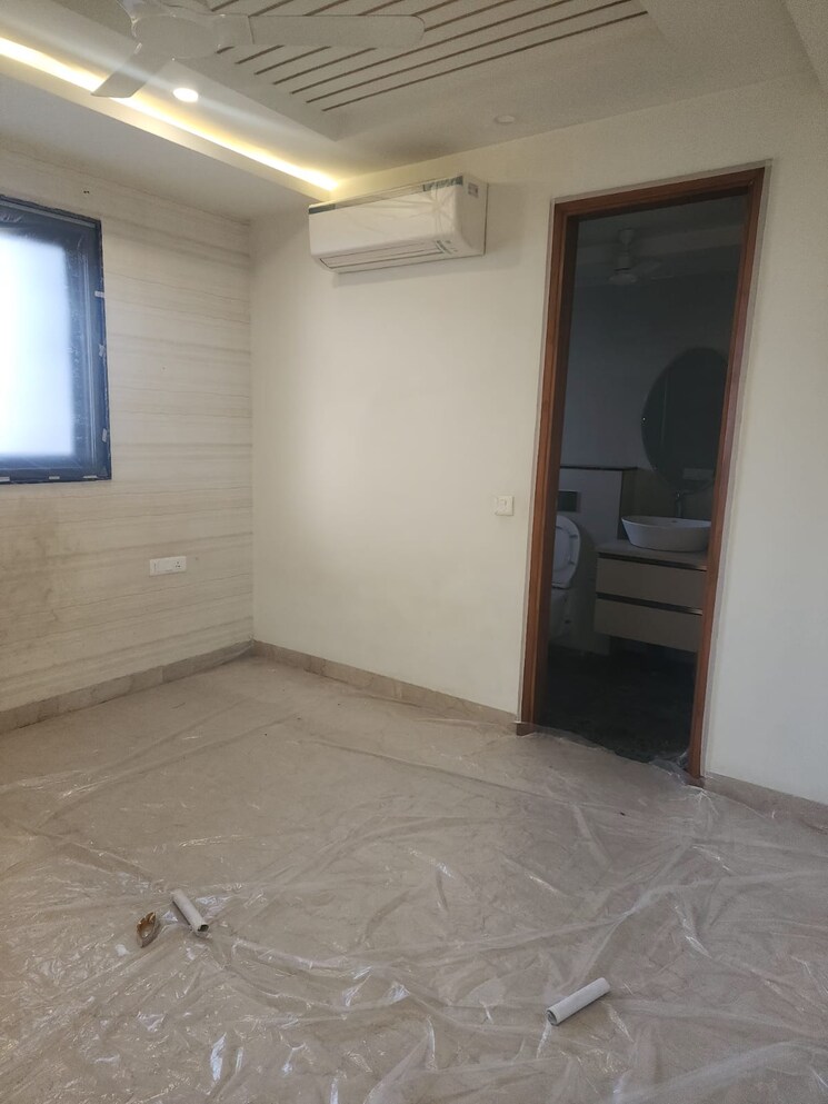 Room, dlf phase ii 3.5 Bedroom 215 Sq.Yd. Builder Floor In Dlf Phase ii Gurgaon 8994469