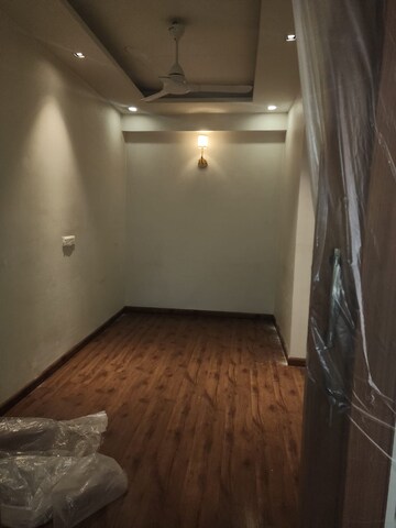 Furnished Amenities in 3.5 BHK Builder Floor at Dlf Phase ii – for Rent