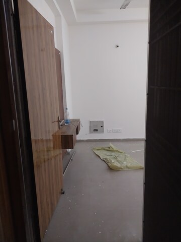 Room in 2.5 BHK Apartment at Mahagun Mywoods II, Sector 16c Greater Noida – for Rent