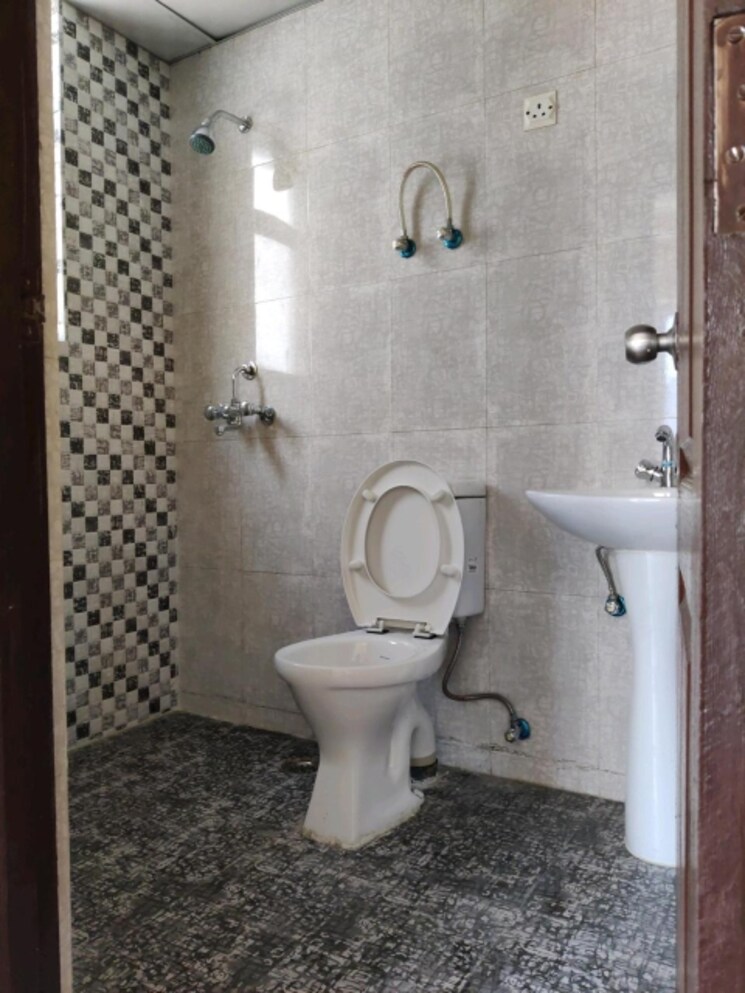Bathroom, aditya-urban-homes 2 Bedroom 840 Sq.Ft. Apartment In Shahpur Bamheta Ghaziabad 8994626