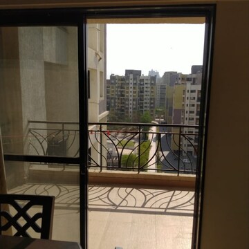 Room in 2 BHK Apartment at Magarpatta Trillium, Magarpatta City – for Rent