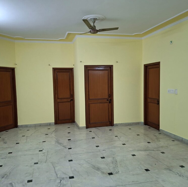 Room, sector 23 2.5 Bedroom 1200 Sq.Ft. Villa In Sector 23 Gurgaon 8994720