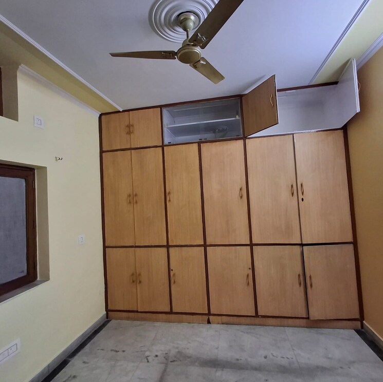 Room, sector 23 2.5 Bedroom 1200 Sq.Ft. Villa In Sector 23 Gurgaon 8994720