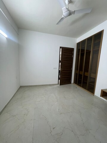 Room in 3 BHK Apartment at Smart World Orchard, Sector 61 – for Sale