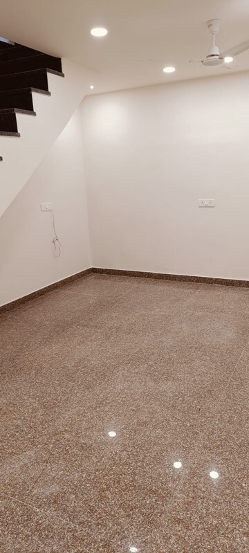 Room in  Office Space at Lajpat Nagar ii – for Rent