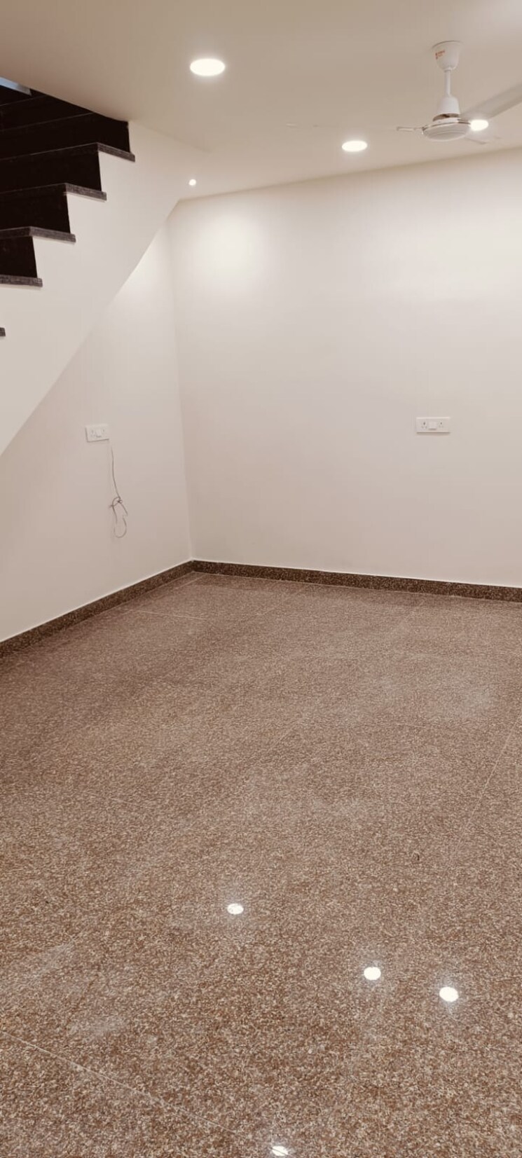 Room, lajpat nagar ii Commercial Office Space 900 Sq.Ft. In Lajpat Nagar ii Delhi 8994719