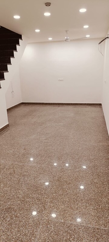 Room in  Office Space at Lajpat Nagar ii – for Rent