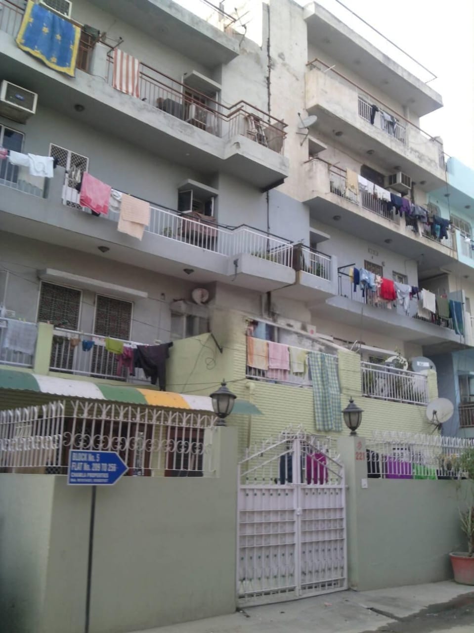 3 BHK + Servant Room Apartment For Sale in Paryavaran Apartment