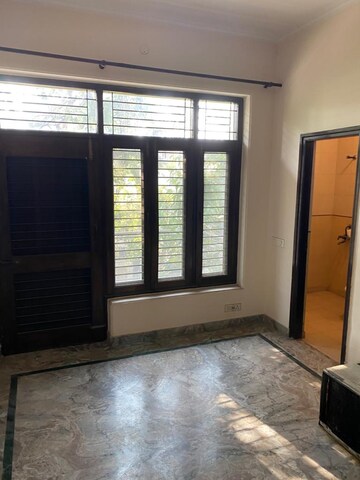 Room in 4 BHK Builder Floor at Sector 30 – for Rent