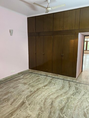 Room in 4 BHK Builder Floor at Sector 30 – for Rent