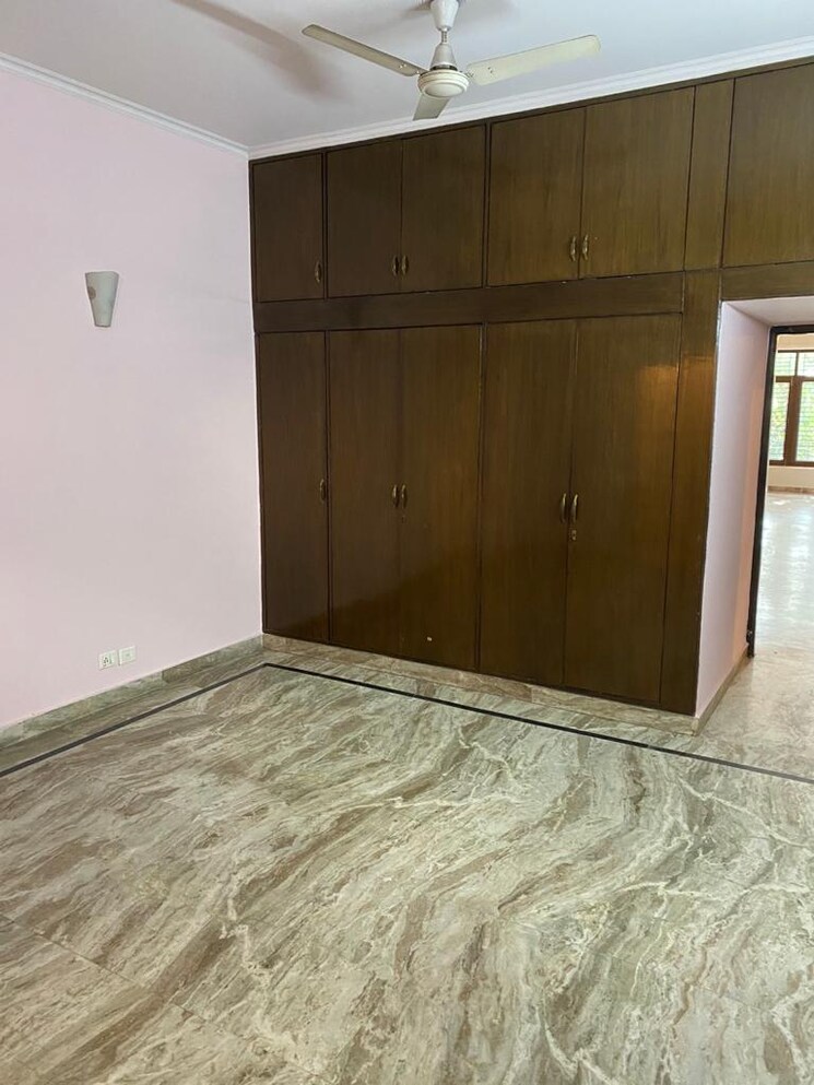 Room, sector 30 4 Bedroom 2500 Sq.Ft. Builder Floor In Sector 30 Noida 8994668