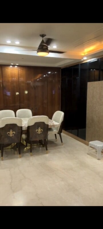 Team Area in 3 BHK Builder Floor at Yojana Vihar – for Sale