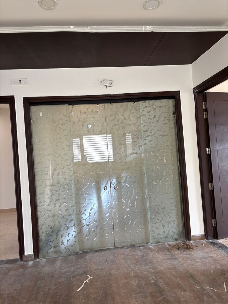 Room, sector 9 5 Bedroom 210 Sq.Yd. Independent House In Sector 9 Faridabad 8995036