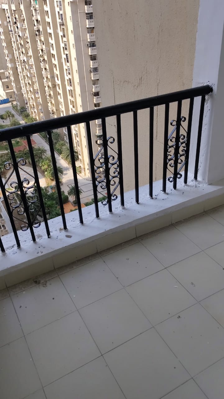 2 BHK + Study Room Apartment For Sale in Gaur City 2 - 12th Avenue