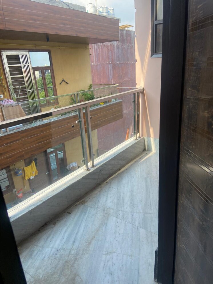 Balcony, chattarpur 3 Bedroom 110 Sq.Yd. Builder Floor In Chattarpur Delhi 8995198