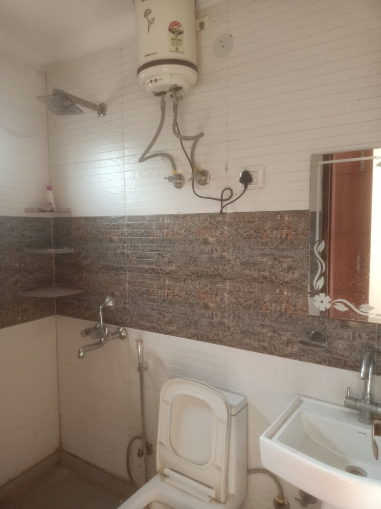Bathroom, vasant kunj enclave 2 Bedroom 750 Sq.Ft. Builder Floor In Vasant Kunj Enclave Delhi 8995183