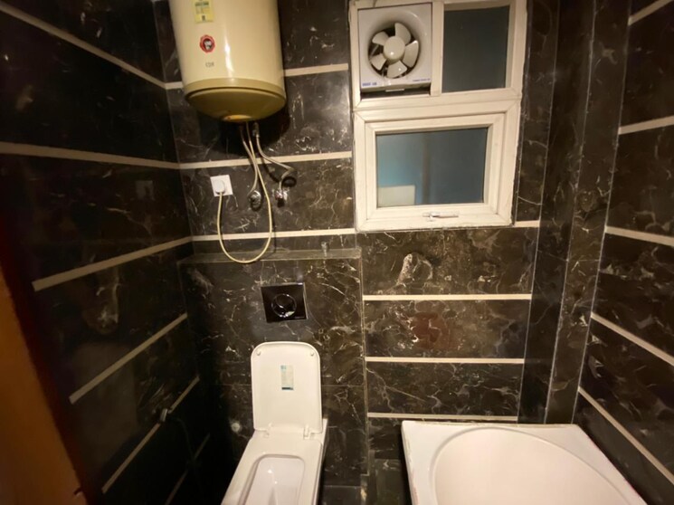 Bathroom, veera-safdarjung-enclave 3 Bedroom 200 Sq.Yd. Builder Floor In Safdarjung Enclave Delhi 8995257