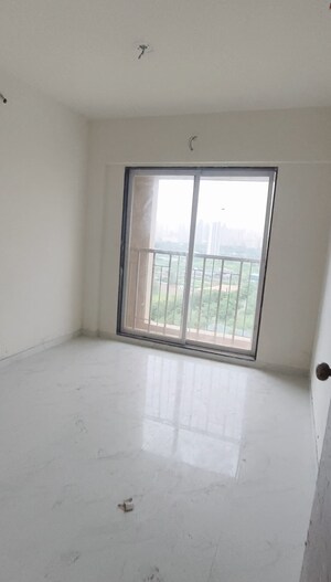 Room in 1 BHK Apartment at Metropolis Bayside, Kasarvadavali – for Sale
