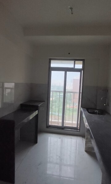 Room in 1 BHK Apartment at Metropolis Bayside, Kasarvadavali – for Sale