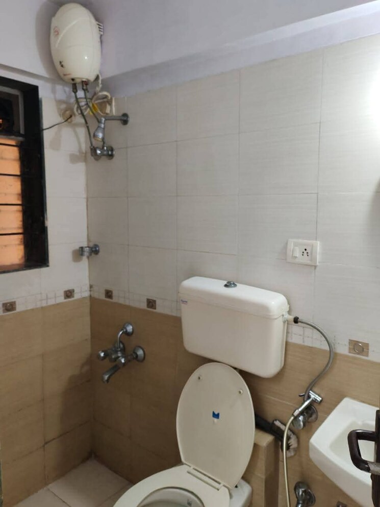 Bathroom, andheri east 1.5 Bedroom 450 Sq.Ft. Apartment In Andheri East Mumbai 8995473
