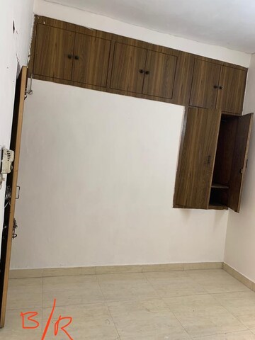 Room in 1.5 BHK Apartment at Uma Cooperative Society, Mayur Vihar 1 – for Rent