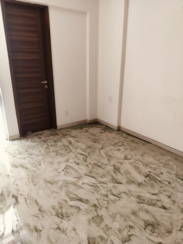 Room in 3.5 BHK Builder Floor at Smart World Gems, Sector 89 – for Rent
