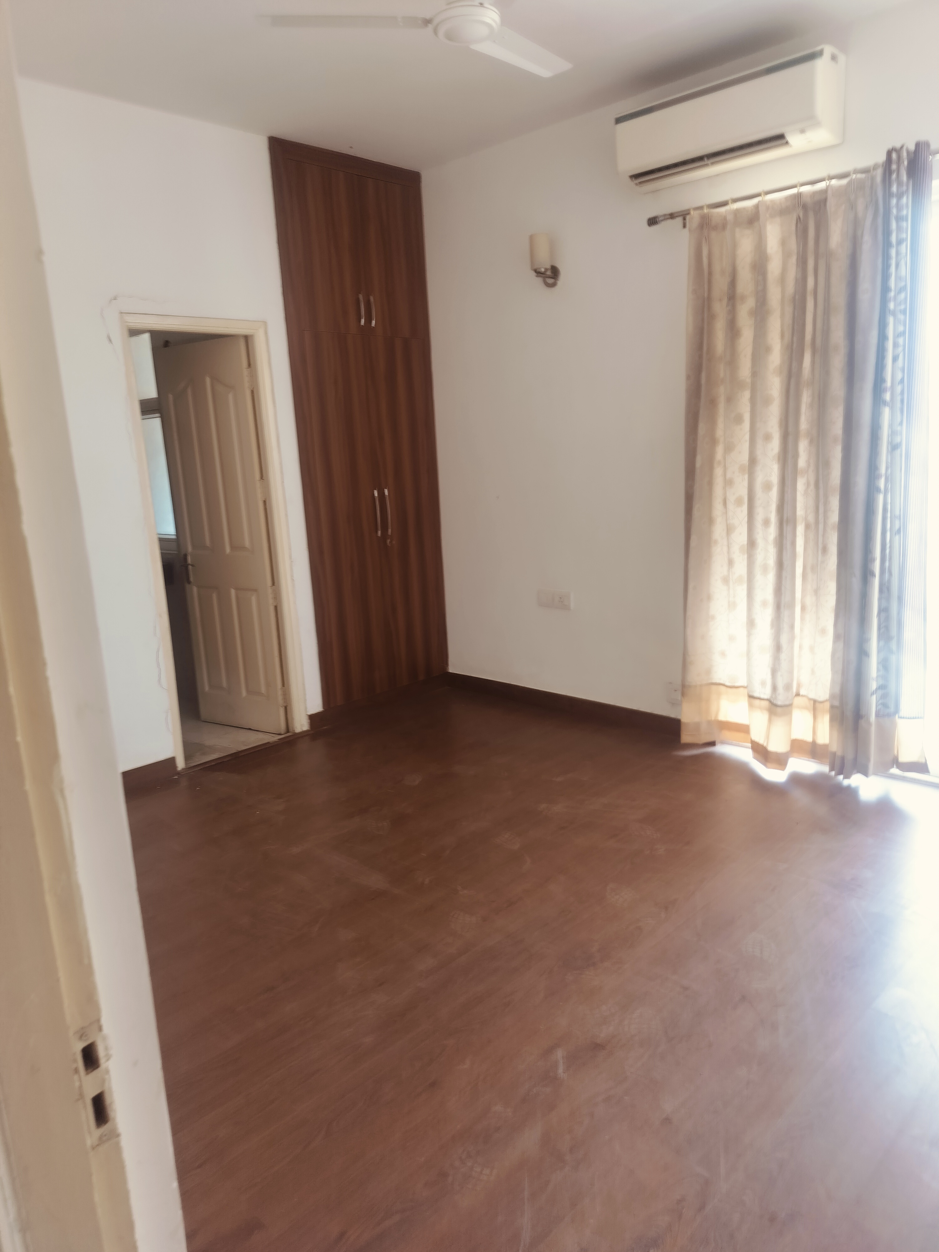 3.5 BHK + Pooja Room,Servant Room,Study Room,Extra Room Builder Floor For Rent in Smart World Gems