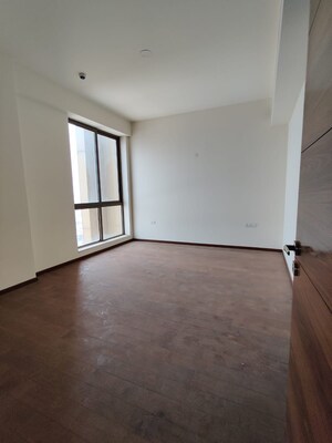 Room in 4 BHK Apartment at DLF Privana, Sector 76 – for Sale