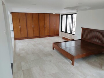 Room in 5 BHK Apartment at Prabhadevi CHS, Prabhadevi – for Rent