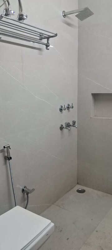 Washroom in 3.5 BHK Apartment at Sarita Vihar Pocket-C RWA, Sarita Vihar – for Rent