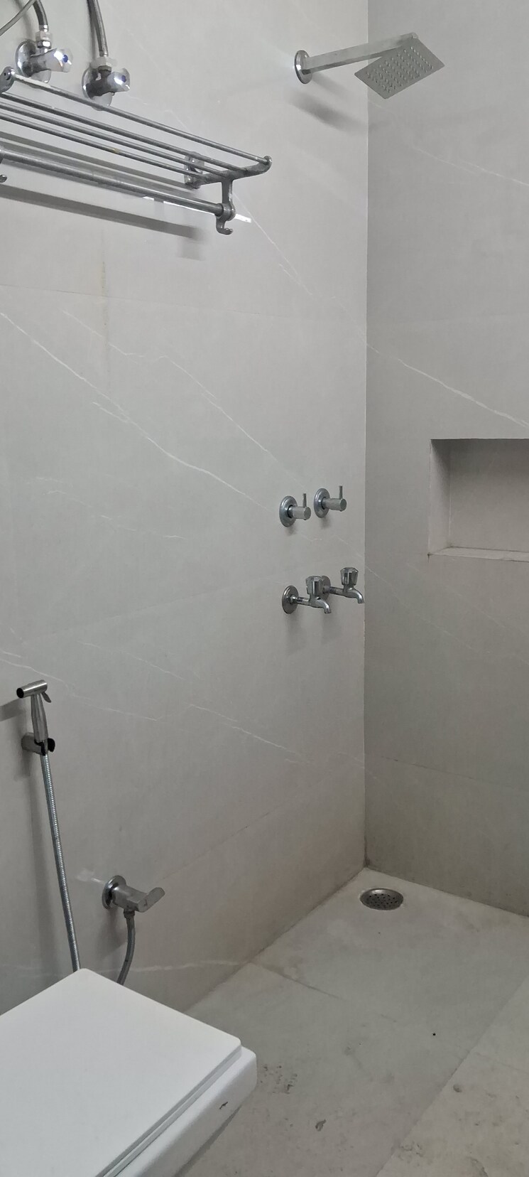 Washroom, sarita-vihar-pocket-c-rwa 3.5 Bedroom 2500 Sq.Ft. Apartment In Sarita Vihar Delhi 8995851