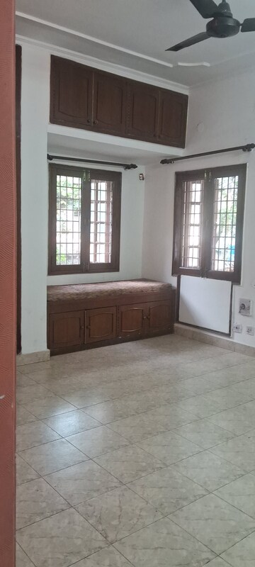 Furnished Amenities in 3.5 BHK Apartment at Sarita Vihar Pocket-C RWA, Sarita Vihar – for Rent