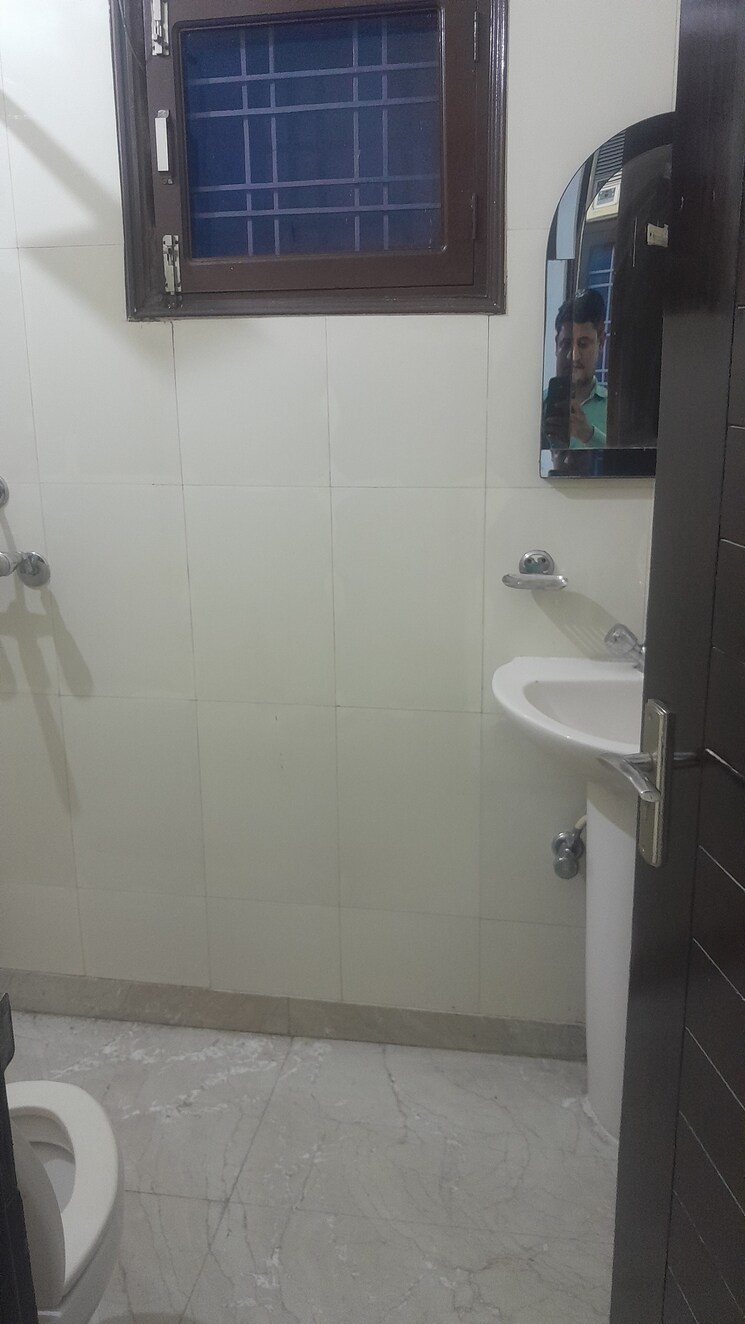 Bathroom, ss-mayfield-gardens 3 Bedroom 1500 Sq.Ft. Builder Floor In Sector 51 Gurgaon 8995862